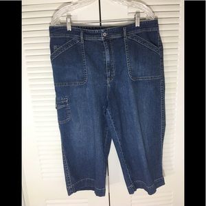🇺🇸Chico’s jean Capri 3 which is a 16